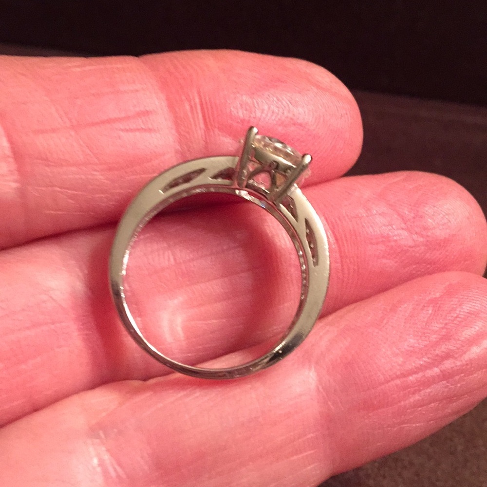 Beautiful engagement ring - Picture 4 of 5